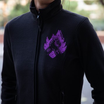 Jaqueta polar Feminista "Dones lliure..." color negre