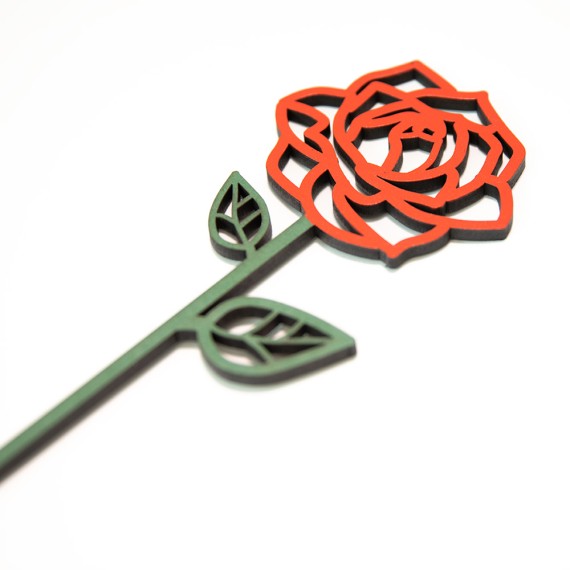 Rosa de fusta pintada