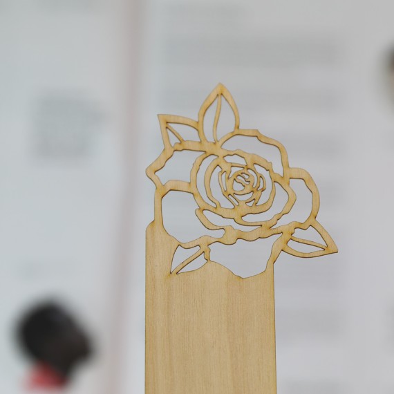 Punt de llibre de la rosa troquelada